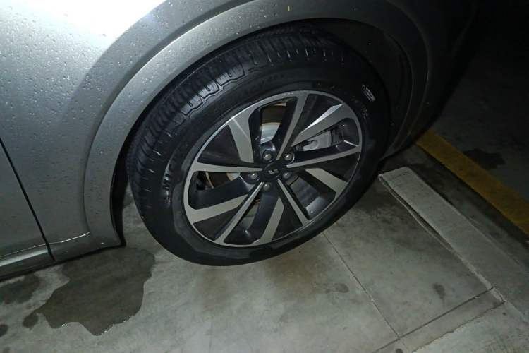 Used Li Auto ONE 2021 Extended-Range 6-Seater Version Right Front Wheel Hub