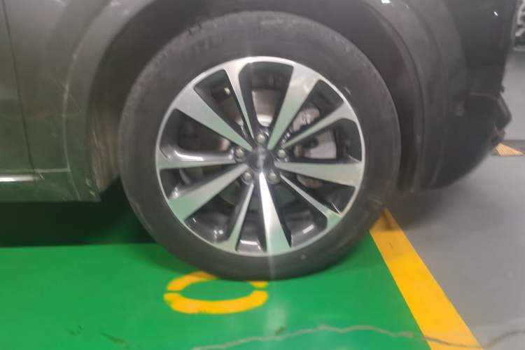 Used Li Auto ONE 2021 Extended-Range 6-Seater Version Right Front Wheel Hub