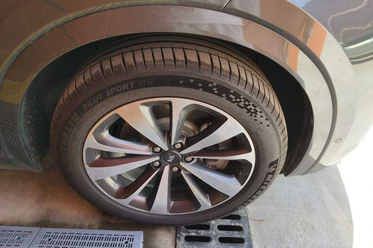 Used Li Auto ONE 2021 Extended-Range 6-Seater Version Right Front Wheel Hub