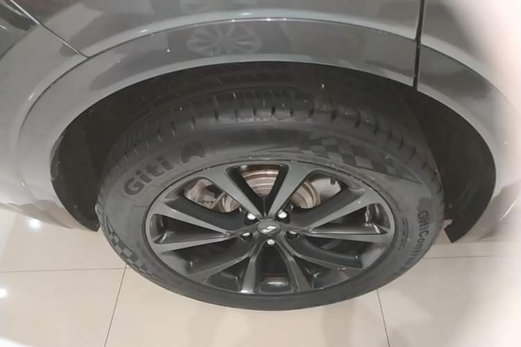 Used Li Auto ONE 2021 Extended-Range 6-Seater Version Right Rear Wheel Hub