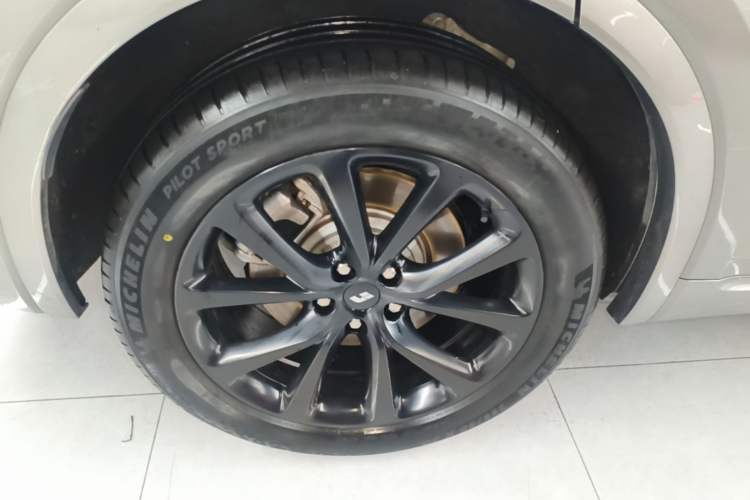 Used Li Auto ONE 2021 Extended-Range 6-Seater Version Right Rear Wheel Hub