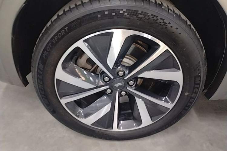 Used Li Auto ONE 2021 Extended-Range 6-Seater Version Right Rear Wheel Hub