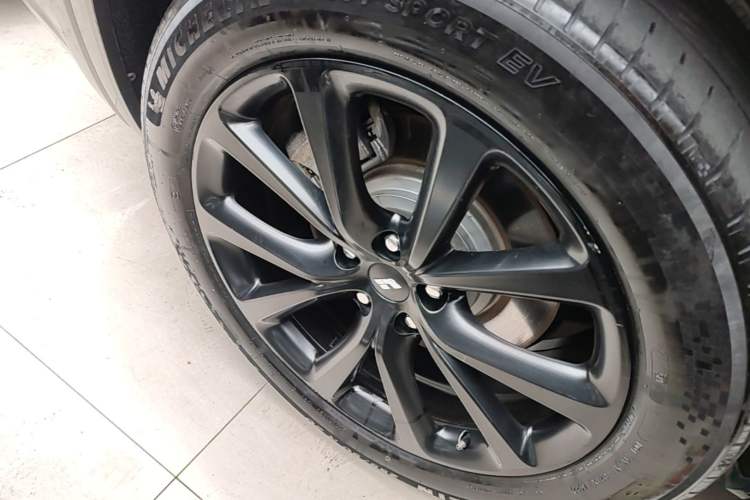 Used Li Auto ONE 2021 Extended-Range 6-Seater Version Right Rear Wheel Hub