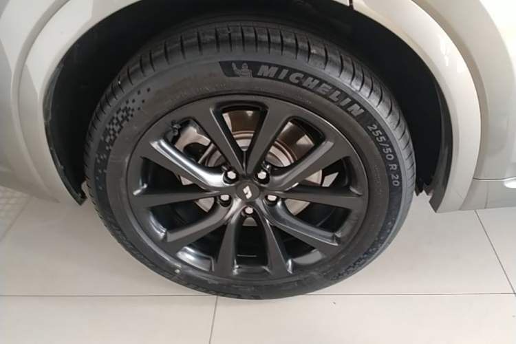 Used Li Auto ONE 2021 Extended-Range 6-Seater Version Right Rear Wheel Hub