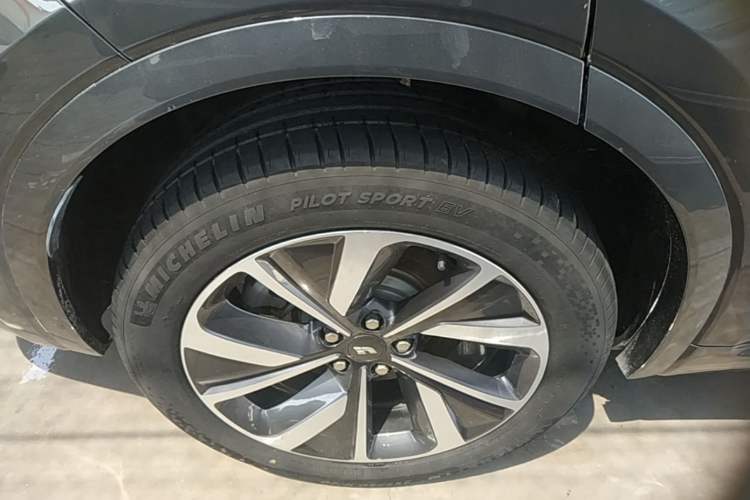 Used Li Auto ONE 2021 Extended-Range 6-Seater Version Right Rear Wheel Hub