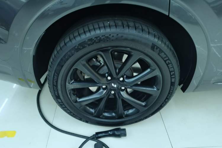Used Li Auto ONE 2021 Extended-Range 6-Seater Version Right Rear Wheel Hub