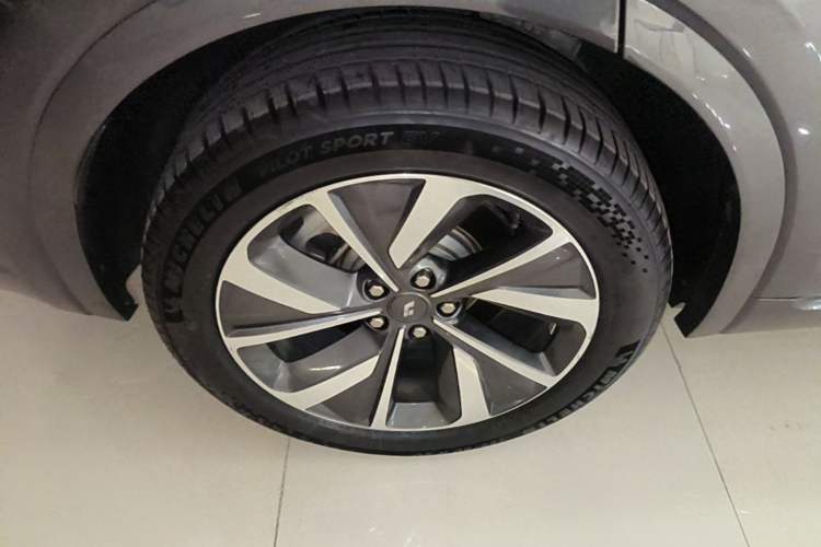Used Li Auto ONE 2021 Extended-Range 6-Seater Version Right Rear Wheel Hub