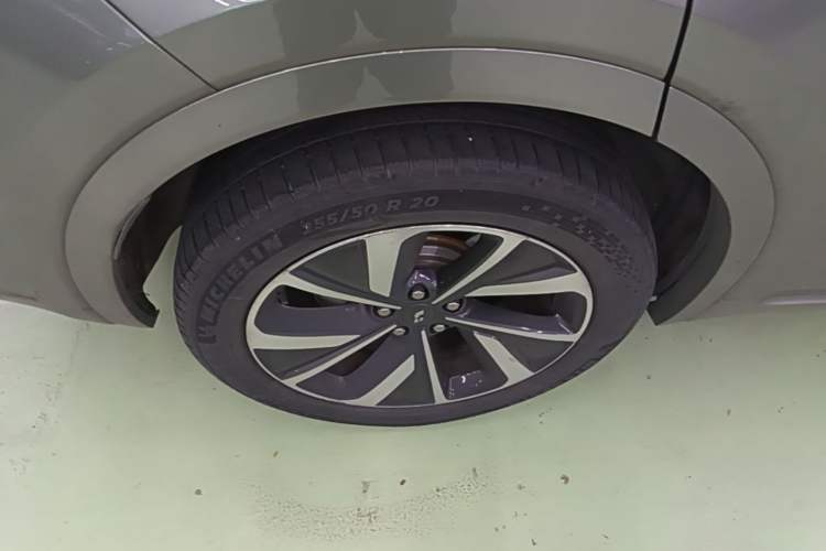 Used Li Auto ONE 2021 Extended-Range 6-Seater Version Right Rear Wheel Hub