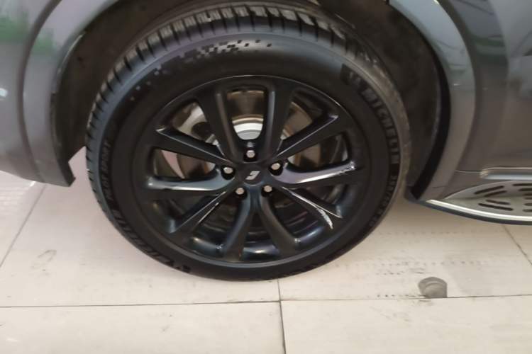 Used Li Auto ONE 2021 Extended-Range 6-Seater Version Right Rear Wheel Hub
