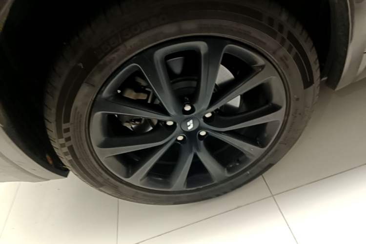 Used Li Auto ONE 2021 Extended-Range 6-Seater Version Right Rear Wheel Hub