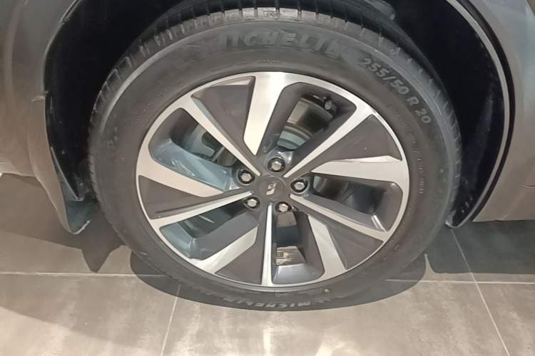 Used Li Auto ONE 2021 Extended-Range 6-Seater Version Right Rear Wheel Hub