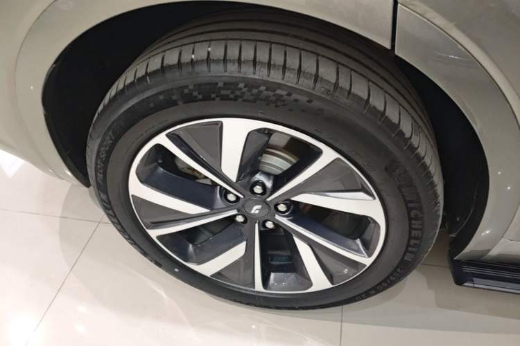 Used Li Auto ONE 2021 Extended-Range 6-Seater Version Right Rear Wheel Hub