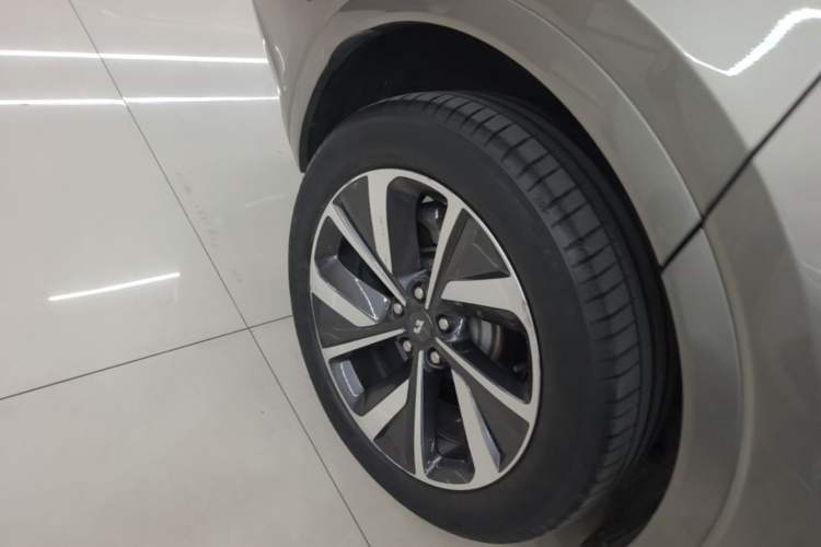 Used Li Auto ONE 2021 Extended-Range 6-Seater Version Right Rear Wheel Hub