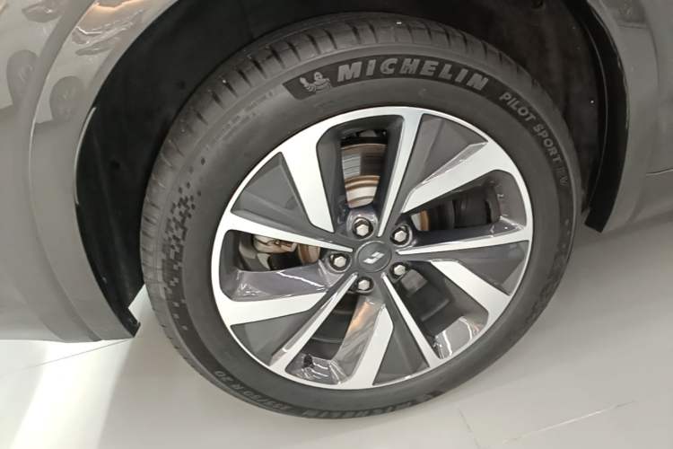 Used Li Auto ONE 2021 Extended-Range 6-Seater Version Right Rear Wheel Hub