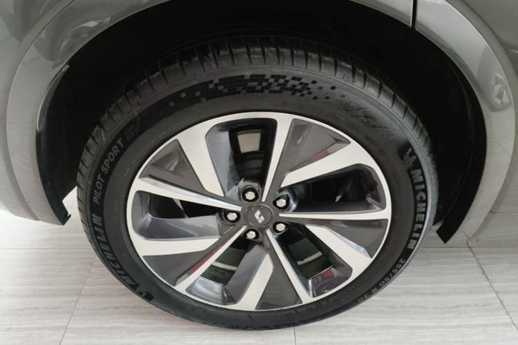 Used Li Auto ONE 2021 Extended-Range 6-Seater Version Right Rear Wheel Hub