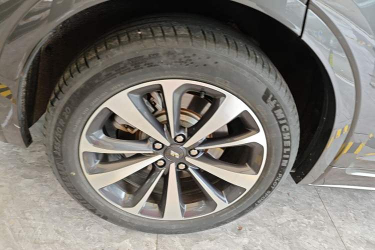 Used Li Auto ONE 2021 Extended-Range 6-Seater Version Right Rear Wheel Hub