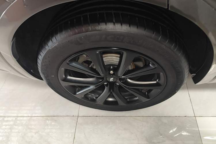 Used Li Auto ONE 2021 Extended-Range 6-Seater Version Right Rear Wheel Hub