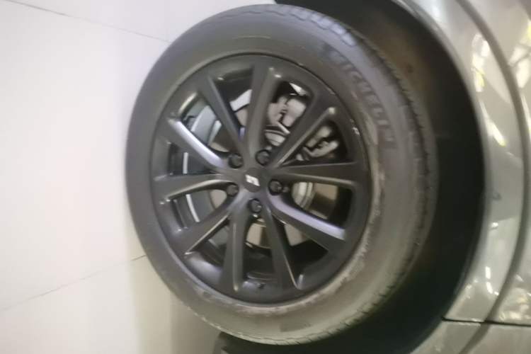 Used Li Auto ONE 2021 Extended-Range 6-Seater Version Right Rear Wheel Hub