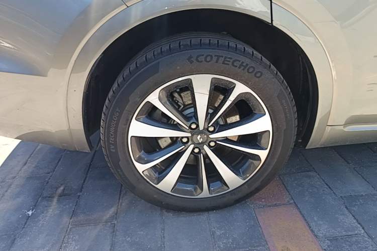 Used Li Auto ONE 2021 Extended-Range 6-Seater Version Right Rear Wheel Hub