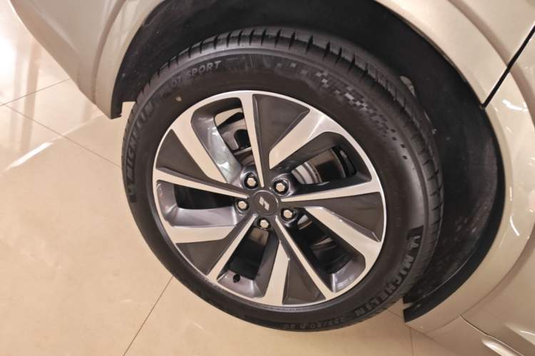 Used Li Auto ONE 2021 Extended-Range 6-Seater Version Right Rear Wheel Hub