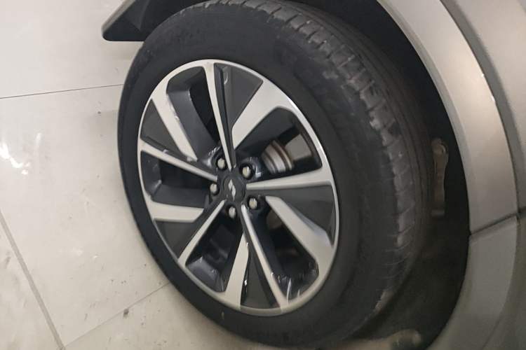 Used Li Auto ONE 2021 Extended-Range 6-Seater Version Right Rear Wheel Hub