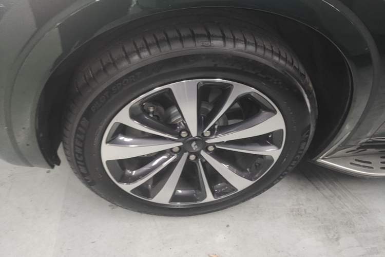 Used Li Auto ONE 2021 Extended-Range 6-Seater Version Exterior 4