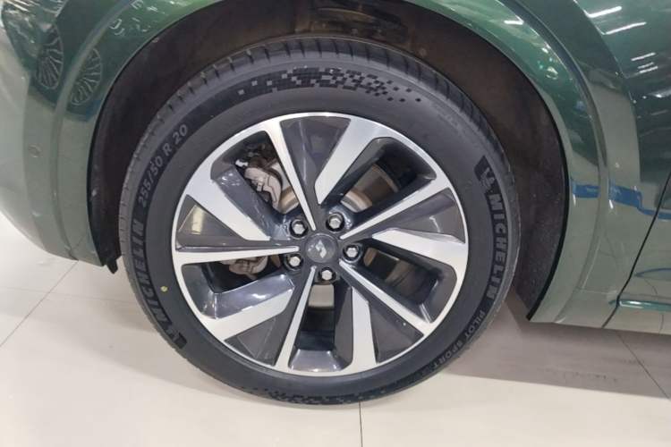 Used Li Auto ONE 2021 Extended-Range 6-Seater Version Left Front Wheel Hub