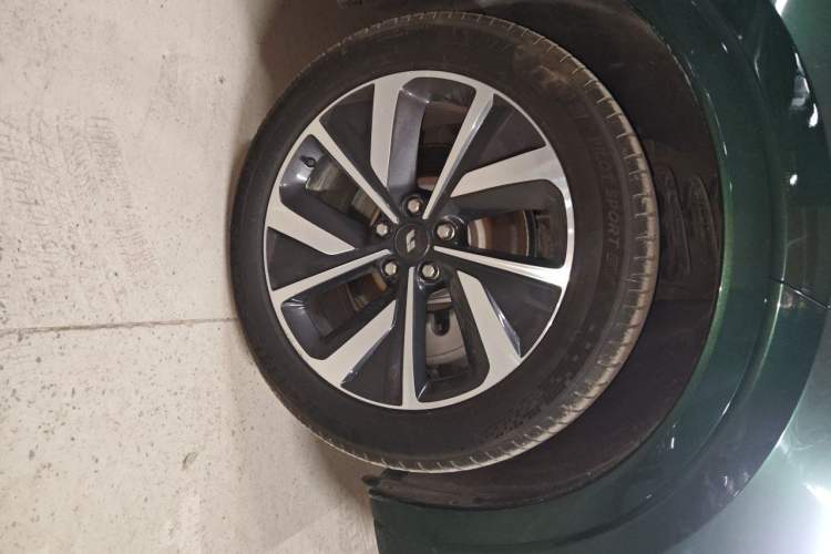 Used Li Auto ONE 2021 Extended-Range 6-Seater Version Right Front Wheel Hub