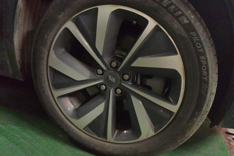 Used Li Auto ONE 2021 Extended-Range 6-Seater Version Right Front Wheel Hub