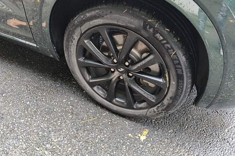 Used Li Auto ONE 2021 Extended-Range 6-Seater Version Right Front Wheel Hub