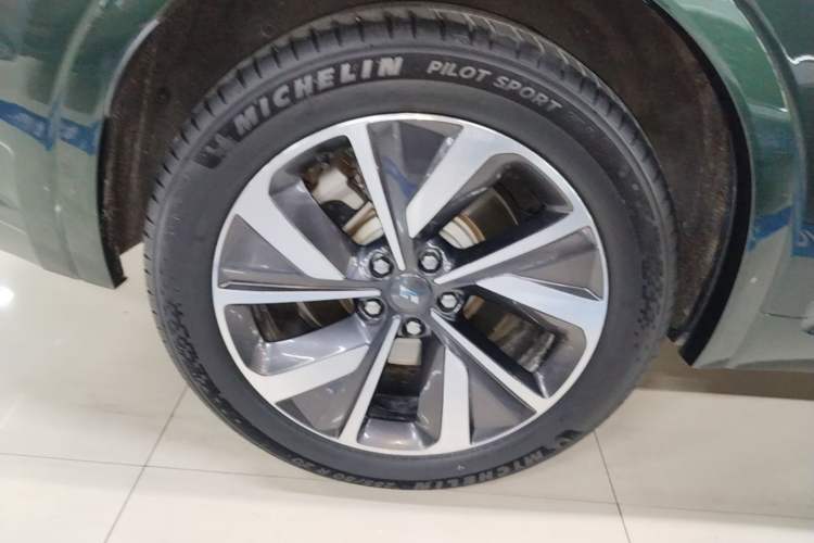 Used Li Auto ONE 2021 Extended-Range 6-Seater Version Right Rear Wheel Hub