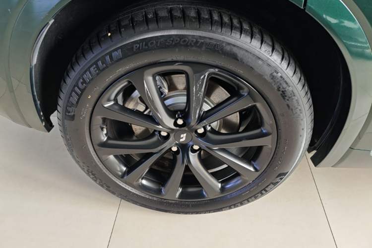 Used Li Auto ONE 2021 Extended-Range 6-Seater Version Right Rear Wheel Hub