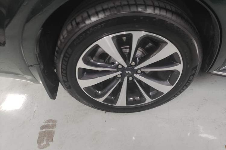 Used Li Auto ONE 2021 Extended-Range 6-Seater Version Right Rear Wheel Hub