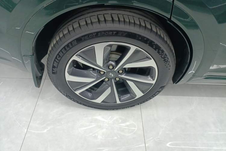 Used Li Auto ONE 2021 Extended-Range 6-Seater Version Right Rear Wheel Hub