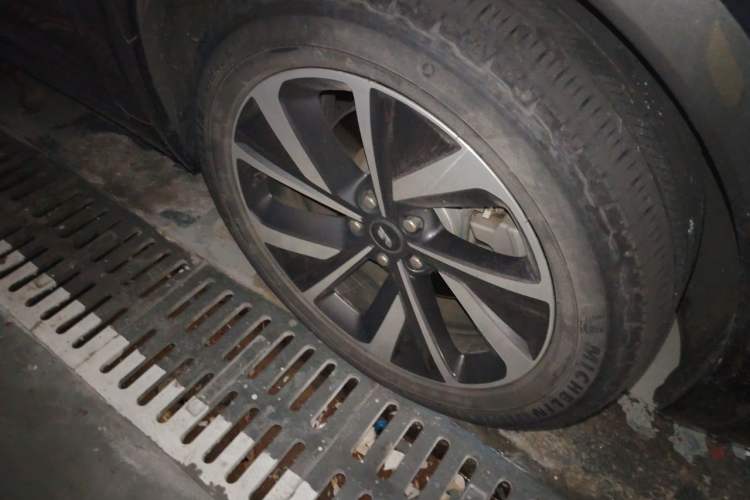 Used Li Auto ONE 2021 Extended-Range 6-Seater Version Right Front Wheel Hub