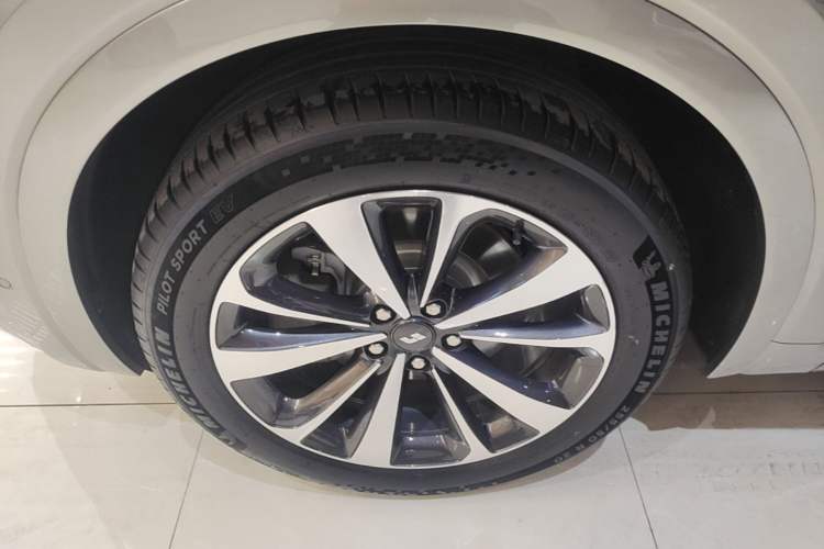 Used Li Auto ONE 2021 Extended-Range 6-Seater Version Left Front Wheel Hub