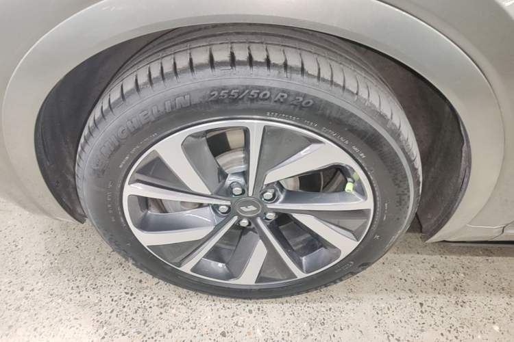 Used Li Auto ONE 2021 Extended-Range 6-Seater Version Left Front Wheel Hub