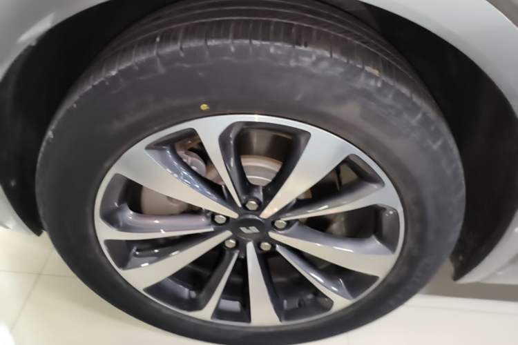 Used Li Auto ONE 2021 Extended-Range 6-Seater Version Left Front Wheel Hub