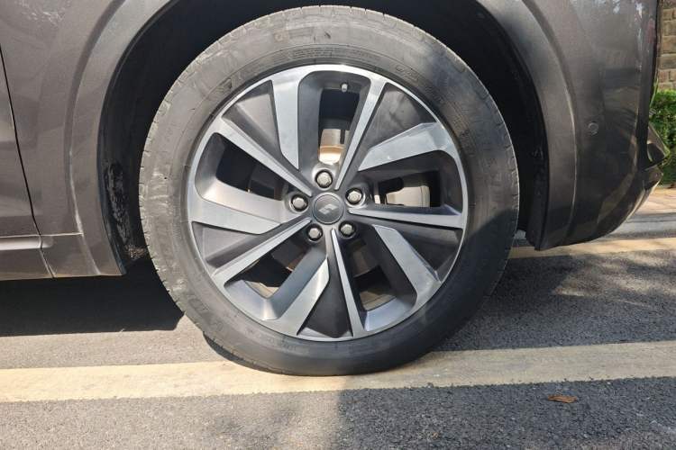 Used Li Auto ONE 2021 Extended-Range 6-Seater Version Right Front Wheel Hub