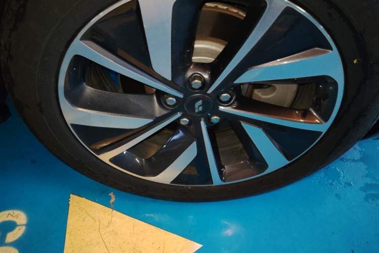Used Li Auto ONE 2021 Extended-Range 6-Seater Version Right Front Wheel Hub
