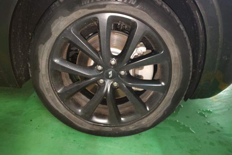 Used Li Auto ONE 2021 Extended-Range 6-Seater Version Right Front Wheel Hub