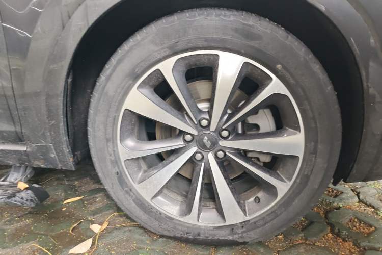 Used Li Auto ONE 2021 Extended-Range 6-Seater Version Right Front Wheel Hub