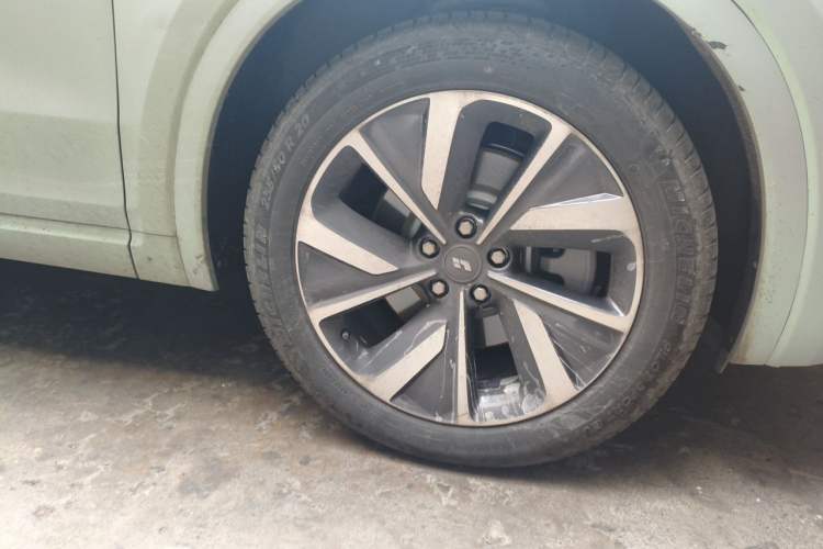 Used Li Auto ONE 2021 Extended-Range 6-Seater Version Right Front Wheel Hub