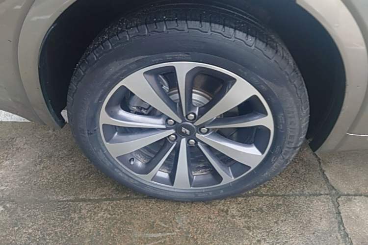 Used Li Auto ONE 2021 Extended-Range 6-Seater Version Right Rear Wheel Hub