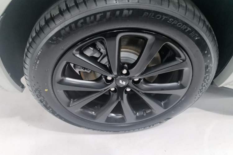 Used Li Auto ONE 2021 Extended-Range 6-Seater Version Right Rear Wheel Hub