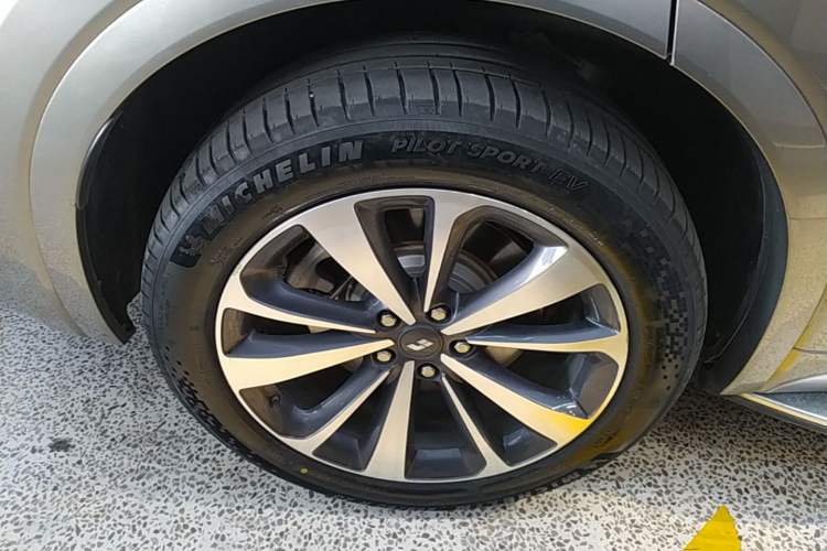 Used Li Auto ONE 2021 Extended-Range 6-Seater Version Right Rear Wheel Hub