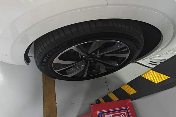 Used Li Auto ONE 2021 Extended-Range 6-Seater Version Left Front Wheel Hub
