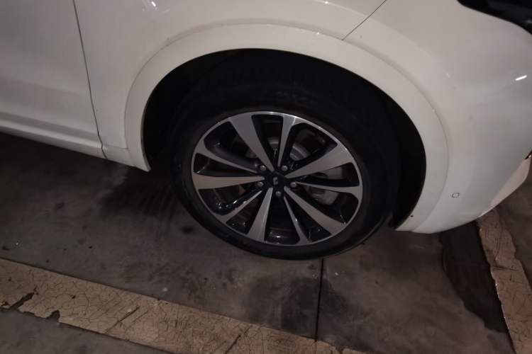 Used Li Auto ONE 2021 Extended-Range 6-Seater Version Right Front Wheel Hub