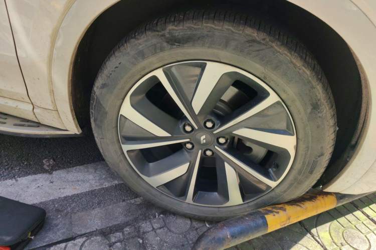 Used Li Auto ONE 2021 Extended-Range 6-Seater Version Right Front Wheel Hub