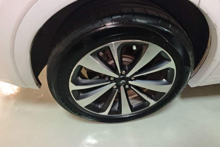 Used Li Auto ONE 2021 Extended-Range 6-Seater Version Right Rear Wheel Hub